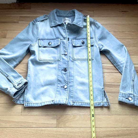 INDUSTRY NWT BEAUTIFUL PERFECT JEAN JACKET, CAN BE WORN MANY MANY WAYS - Picture 3 of 5